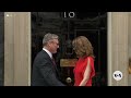 Keir Starmer cheered into Downing Street as new UK prime minister | VOA News