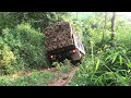 the suffering of drivers transporting wood in the rainy season.