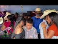 Sigue la fiesta y estos muchachos felices disfrutando de este tremendo baile en hierba buena