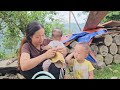 A 17-year-old single mother picks vegetables to sell, bathes her children and cooks with them.