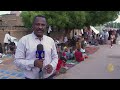 بسبب الأمطار الغزيرة.. مئات النازحين السودانيين يفترشون الأرض في شوارع كسلا