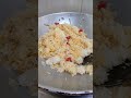 masak nasi goreng untuk sarapan keluarga