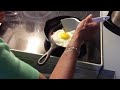 Cooking an egg in cast iron