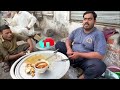 REAL CHEAP STREET FOOD BREAKFAST IN THE ROADSIDE | KALA SIRI PAYE - PAKISTANI CHEAPEST FOOD STREET