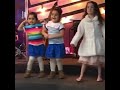 Niñas bailan en el coro de la iglesia