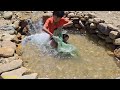 highland boy Block the stream to make traps to catch stream fish to sell, fish trap making skills