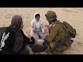 yt1s com   תיעוד חיילי צהל נותנים בקבוקי מים ועזרה רפואית לתושבי הרצועה