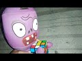El zombi juega al cubo de colores trucho (no se como se escribe el nombre del cubo xd)