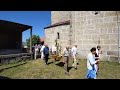 Procesión de san Xoán rodeando o templo de Louredo