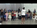Maria Eduarda em coreografia com as crianças da AD Flamboyant