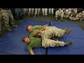 Lính mỹ tập luyện với súng điện cực sốc.(U.S. Marines and Sailors Taser Training)