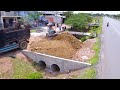 Excellent Techniques Operator Use Strong Power New Bulldozer Pushing soil delete drain and truck 5t.