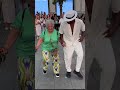 señora sorprende bailando salsa