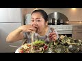 Eating sour and spicy cucumber salad with raw crabs | Yainang