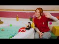 Wednesday angelt ein Meeresungeheuer! Puppen Video mit Irene und Barbie Puppen - Magisches Schloss