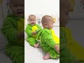 [Super cute twins] Rub your brother's head and don't cry.