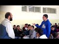 طالب يقول قصيدة تجعل المدرس يقبل  رأسه