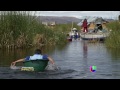 Unos  niños tienen que remar en improvisadas embarcaciones para ir a la escuela - Primer Impacto