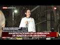 🚨 AHORA - ARGENTINA | Miles de personas frente a la EMBAJADA DE VENEZUELA REPUDIARON a MADURO