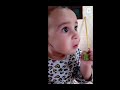 Olha que bebê fofinha comendo brócolis