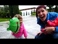 Капуки Дети — Бьянка гуляет с куклой Беби бон по лужам — Видео про детей
