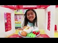 Emma Pretend Play con juguetes de MCDONALDS | ¡Divertida venta de garaje para NIÑOS!