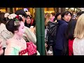 Foreign tourists wearing kimono follow geisha and maiko! Brilliant city - Gion, Kyoto, Japan!