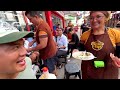 Um japonês experimentando comida de rua em Belém do Pará